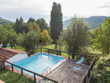 Lovely Holiday Home with Swimming Pool Fireplace Parking