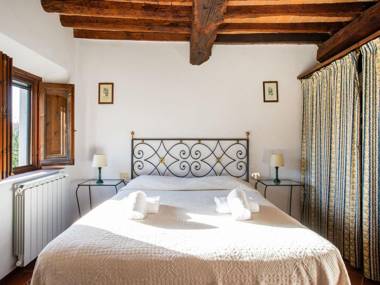 Alluring Villa in Tuscany Hills with Barbecue