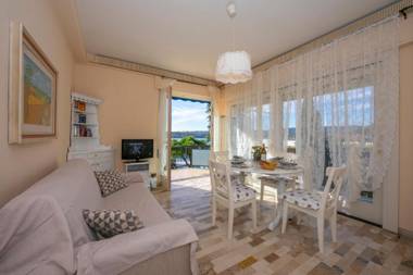 Rossella pet friendly and front the lake