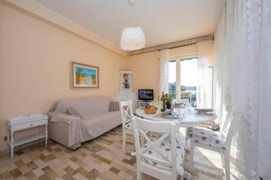 Rossella pet friendly and front the lake