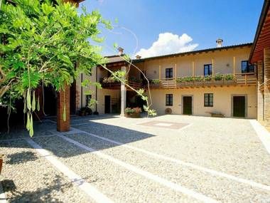 Luxurious Holiday Home in Salò with Swimming Pool