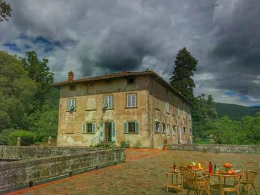Charming cottage in a wing of an old vineyard on an estate