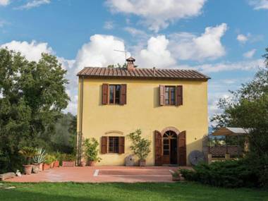 Restful Holiday Home with Garden Barbecue Fireplace