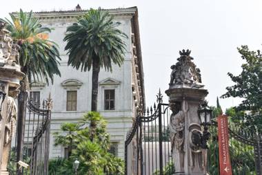 Trevi Fountain Guesthouse