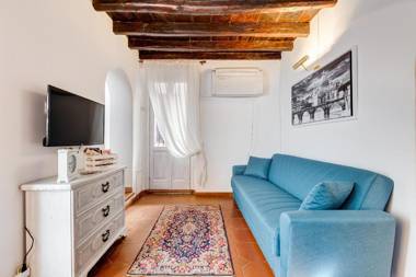 White Coronari Apartment