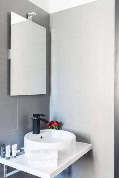 A World Aparts - 32 Modena