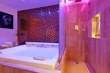Spanish Diamond Luxury Suites & Jacuzzi