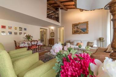 Quiet and classic on two floors by Trevi Fountain