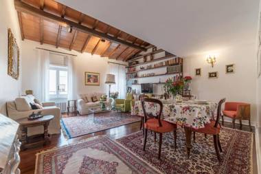 Quiet and classic on two floors by Trevi Fountain