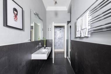 iFlat A Sparkle of Red in Trastevere