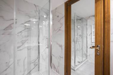 Unforgettable Split Level Jacuzzi Suite Navona