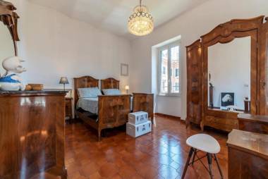 Santa Maria Maggiore Roomy and Bright Flat