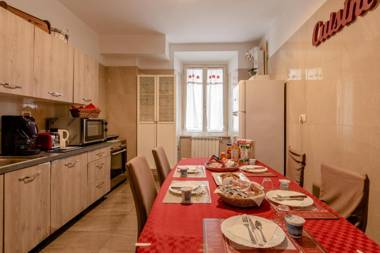 4-Bdr Apt among Colosseum&Termini 10-12 people
