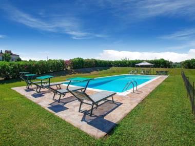 Peaceful Holiday Home in Ponsacco with Swimming Pool