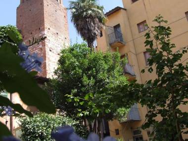 It 's located in the historic center of Pisa on the ground floor of a 17th century building