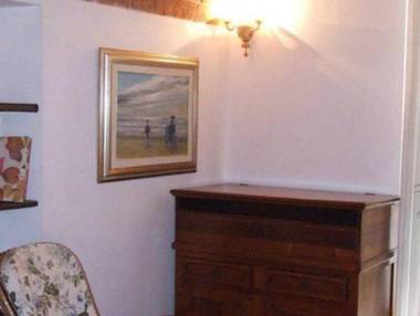 It 's located in the historic center of Pisa on the ground floor of a 17th century building