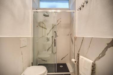 AwesHome - White Mirrors Apartment