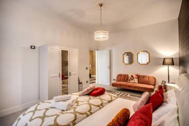 AwesHome - White Mirrors Apartment