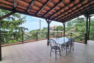 Villa immersa nel verde dell Etna