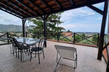 Villa immersa nel verde dell Etna