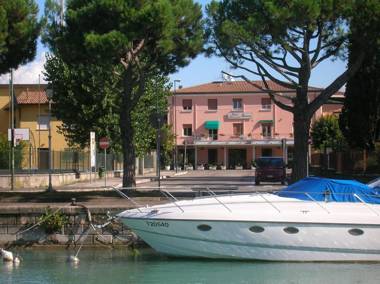 Hotel Benaco bee free