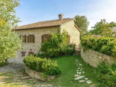 Plush Holiday Home in Belforte all'Isauro with Swimming Pool