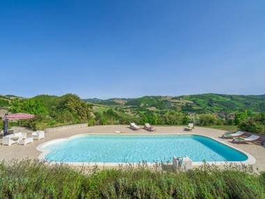 Quaint Holiday Home in Belforte all'Isauro with Pool