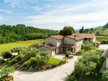 Farmhouse in Perugia with Jacuzzi Swimming PoolGarden BBQ
