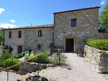 Apartment in restored farmhouse beautiful views over the hills and pool