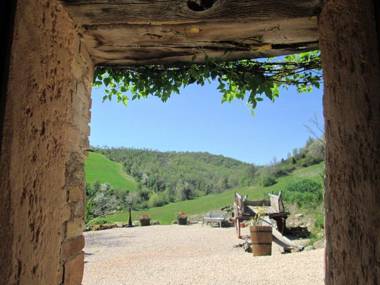 Apartment in restored farmhouse beautiful views over the hills and pool
