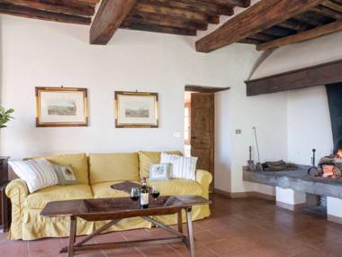 Detached house situated next to the castle with a private garden on the estate.