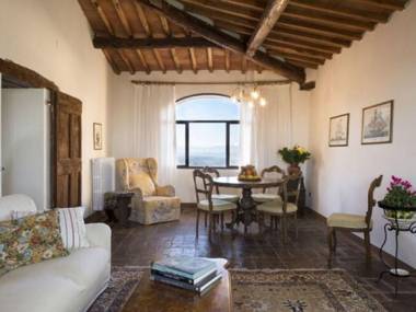 Detached house situated next to the castle with a private garden on the estate.