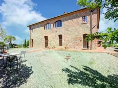 Tuscan Farmhouse in Peccioli with Swimming Pool near Lakes