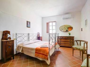 Tuscan Farmhouse in Peccioli with Swimming Pool near Lakes