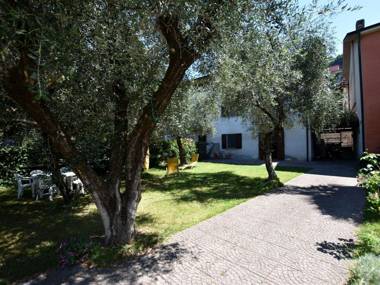 Two-family home with private garden 100 metres from the lake and beach