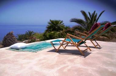 Studio with sea view and furnished garden at Pantelleria 1 km away from the beach