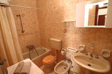 Central Apartment On The Beach With Balcony Wi-fi & Air Conditioning; Parking