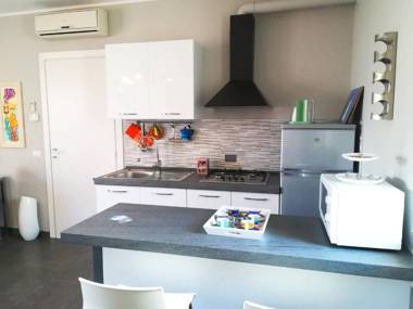 Modern Holiday Apartment With Wi-fi Air Conditioning And Balcony; Pets Allowed