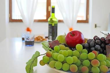 Central Apartment With Wi-fi Air Conditioning And Courtyard; Pets Allowed