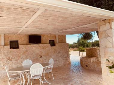 TRULLO PARCOMONSIGNORE CON PISCINA PRIVATA