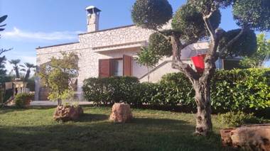 Villa Chanel confortevole villa con piscina e casa sull'albero per bambini