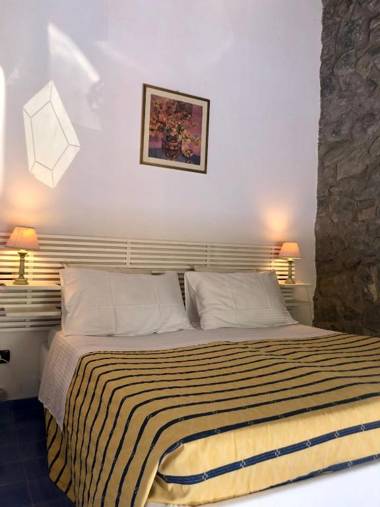 Casale sovrastante il lago di Bolsena