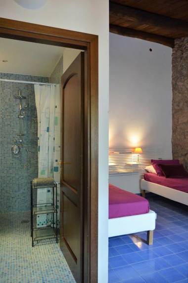 Casale sovrastante il lago di Bolsena