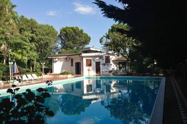 Villa grandissima piscina e verde giardino m215