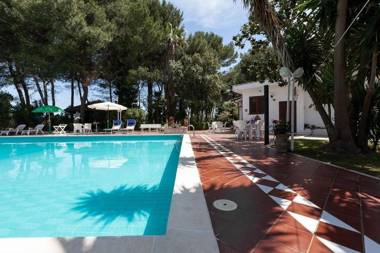 Villa grandissima piscina e verde giardino m215