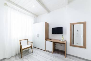 La Promenade Rooms & Suites