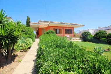 2 bedrooms house at Lido di Noto 300 m away from the beach with sea view enclosed garden and wifi