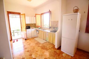 2 bedrooms house at Lido di Noto 300 m away from the beach with sea view enclosed garden and wifi