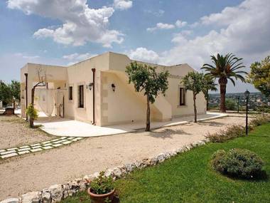 Ancient countryside residence with pool in the heart of the Baroque Sicily.