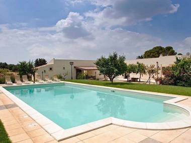 Ancient countryside residence with pool in the heart of the Baroque Sicily.